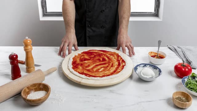 Przepis na ciasto do pizzy jak z pizzerii, które zachwyci smakiem