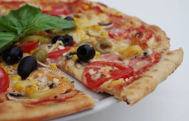 Przepis na pizzę włoską na cienkim cieście, który zachwyci każdego smakosza