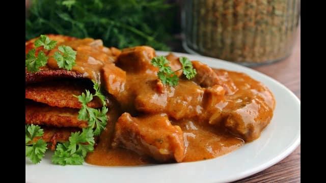 Jak się robi gulasz – prosty przepis na pyszne danie, które zaskoczy