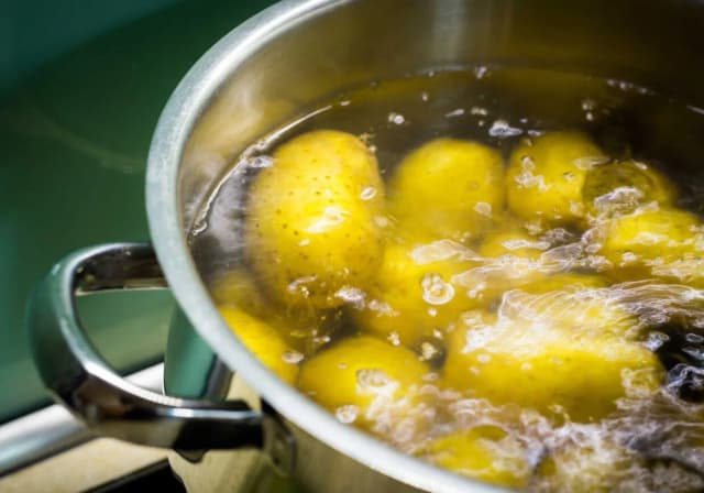 Jak ugotować warzywa na sałatkę, aby były idealnie chrupiące
